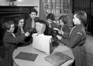 Medlemmer av Royal Victoria School for the Blind Brownie-pakken jobber sammen, Newcastle upon Tyne, Storbritannia, januar 1962 (bw-bilde)